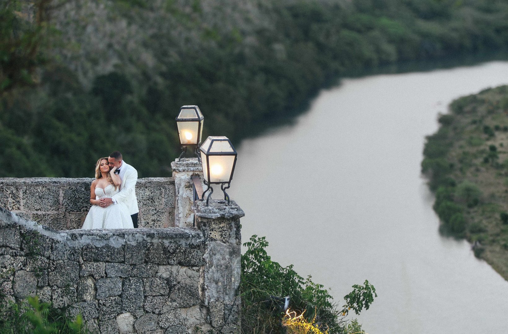 Hawaii wedding couple on beach
