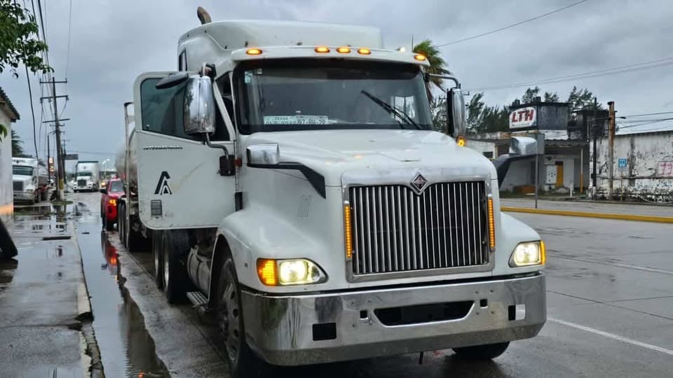 Camión pipa de melaza