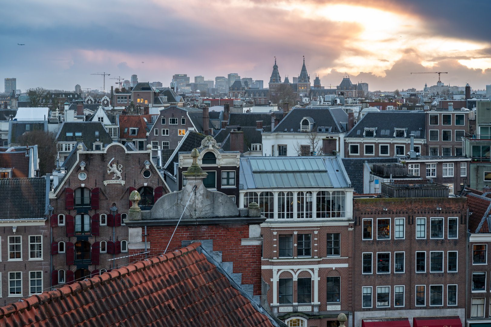 Historisch gezicht op Leiden met oude gebouwen en grachten bij zonsondergang
