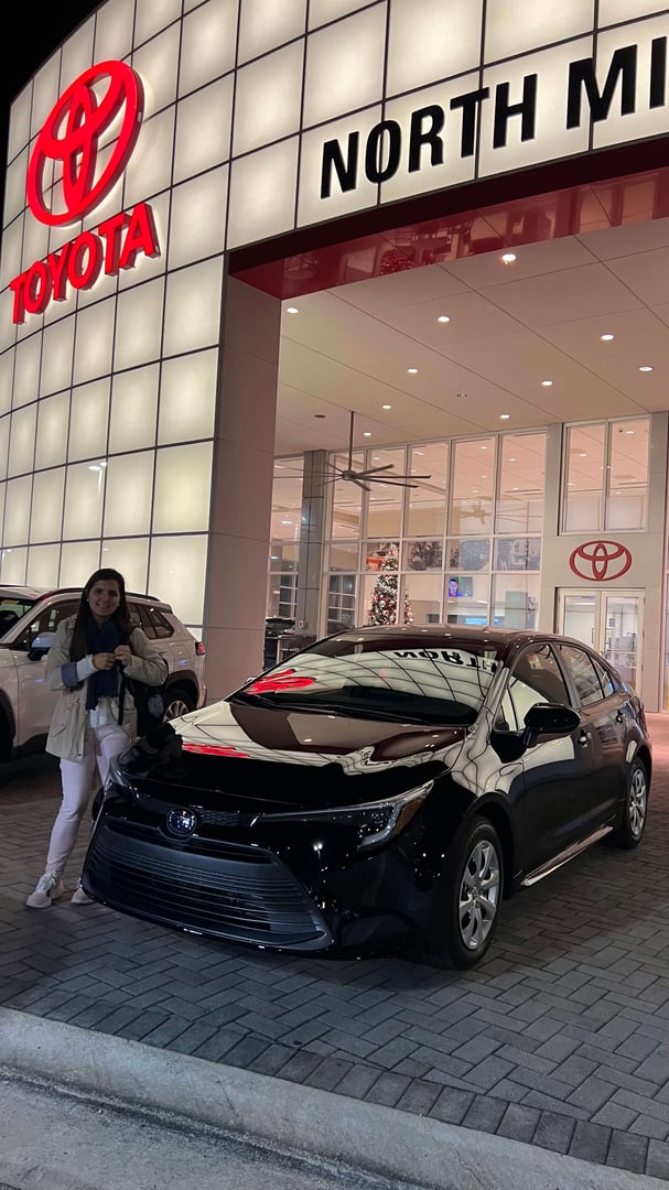 Entrega perfecta - cliente posando orgulloso con su vehículo