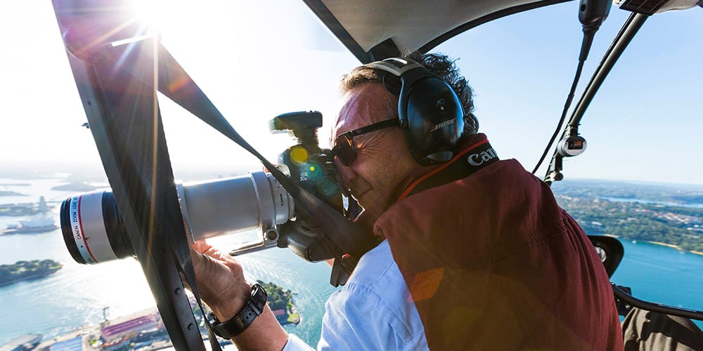 Professionele fotograaf in helikopter