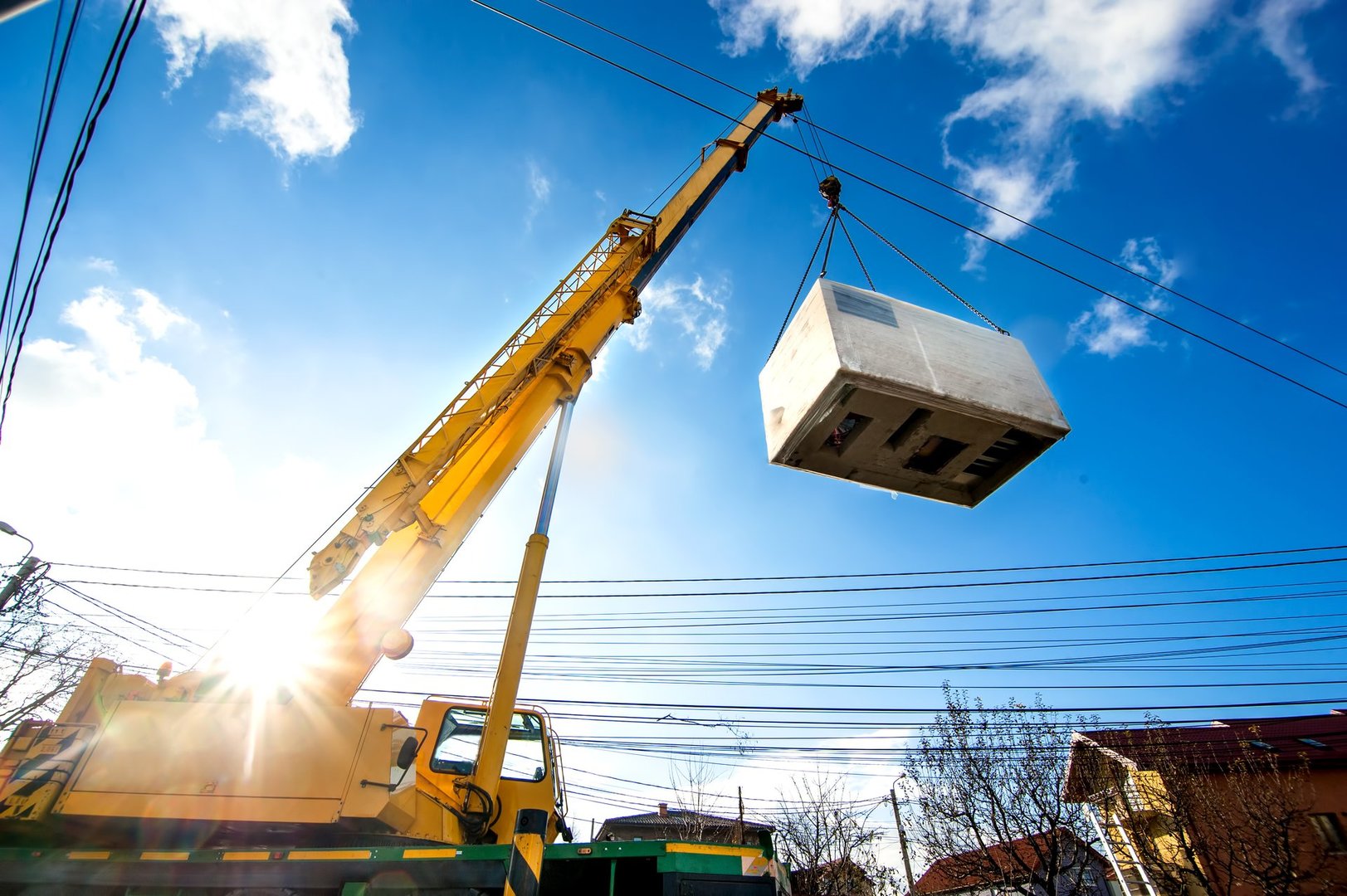 Mobile crane operating by lifting and moving an heavy electric generator
