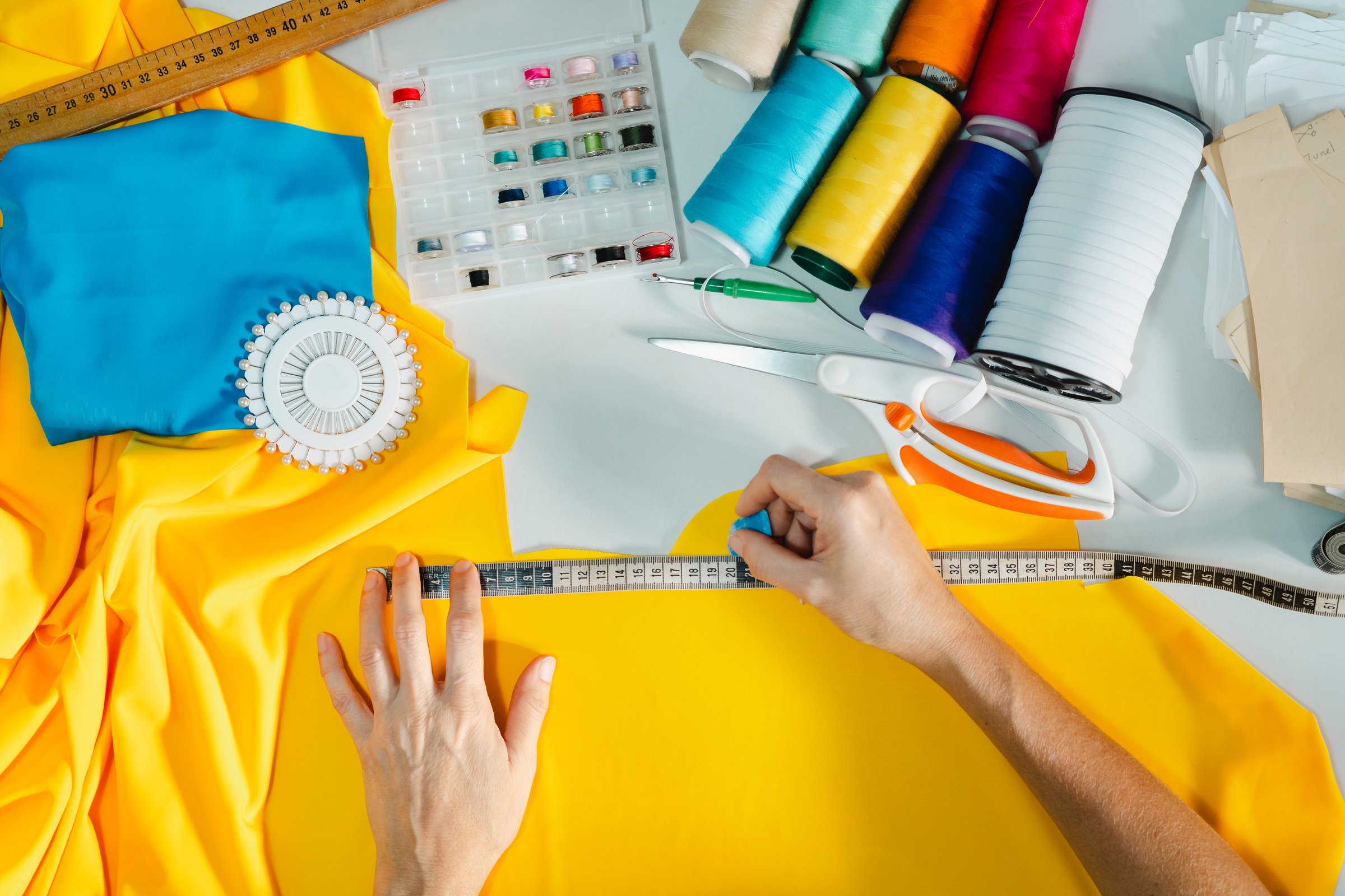 Nähwerkzeug und Stoffe