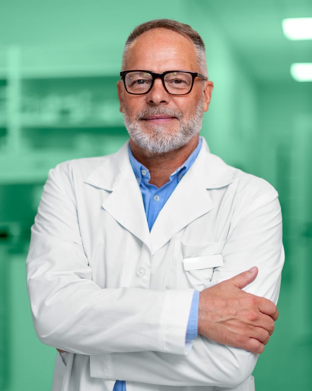 Mulher sorrindo segurando celular