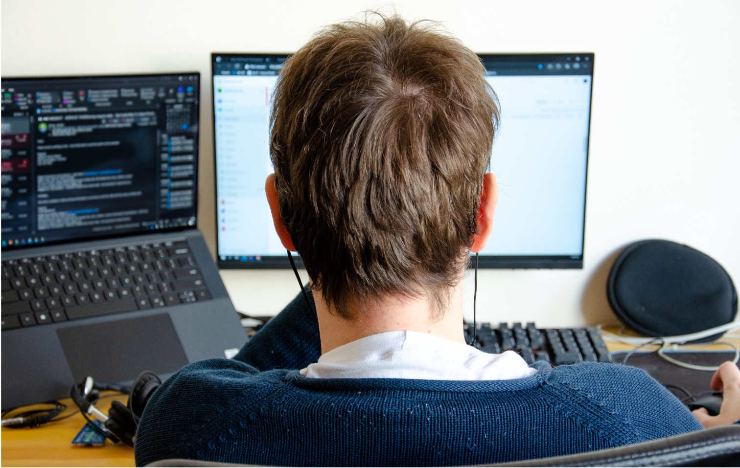 man-is-holding-phone-in-hand-wireless-trading-con-2025-03-10-00-26-45-utc3x | Iterators