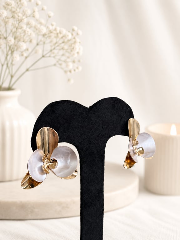 White Floral Necklace & Earrings Set thumbnail 3
