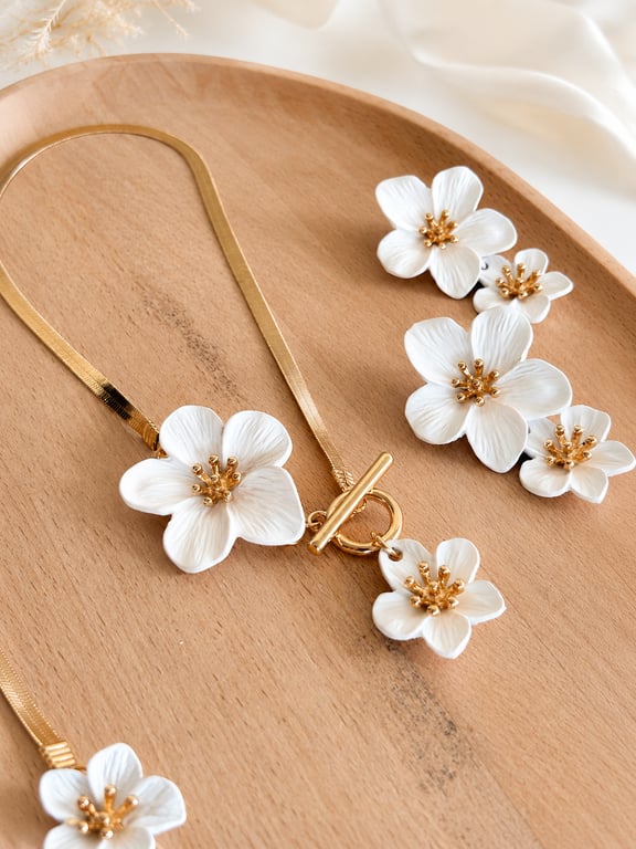 White Floral Cluster Necklace Set thumbnail 2