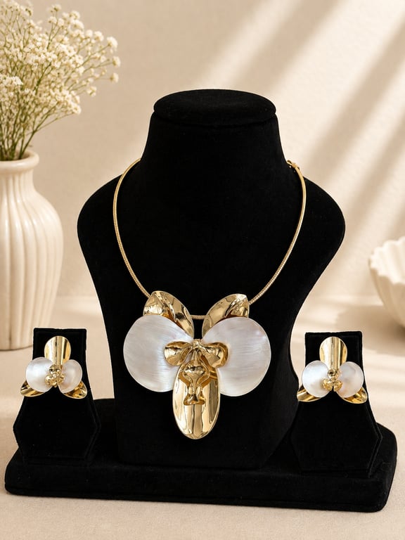 White Floral Necklace & Earrings Set