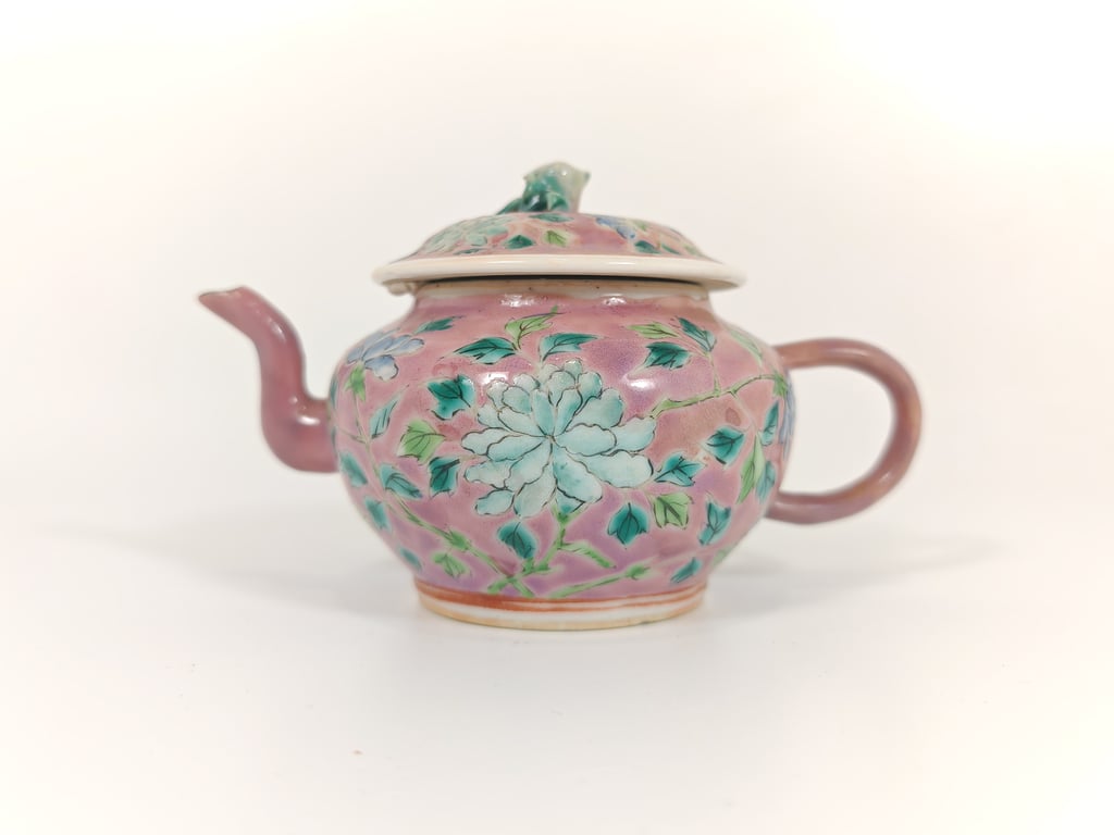 Late Qing Dynasty Pink Ground Peach-Shape Lid Top Peony Globular Tea Pot
晚清 粉地桃形盖顶牡丹圆形茶壶, Qty-1