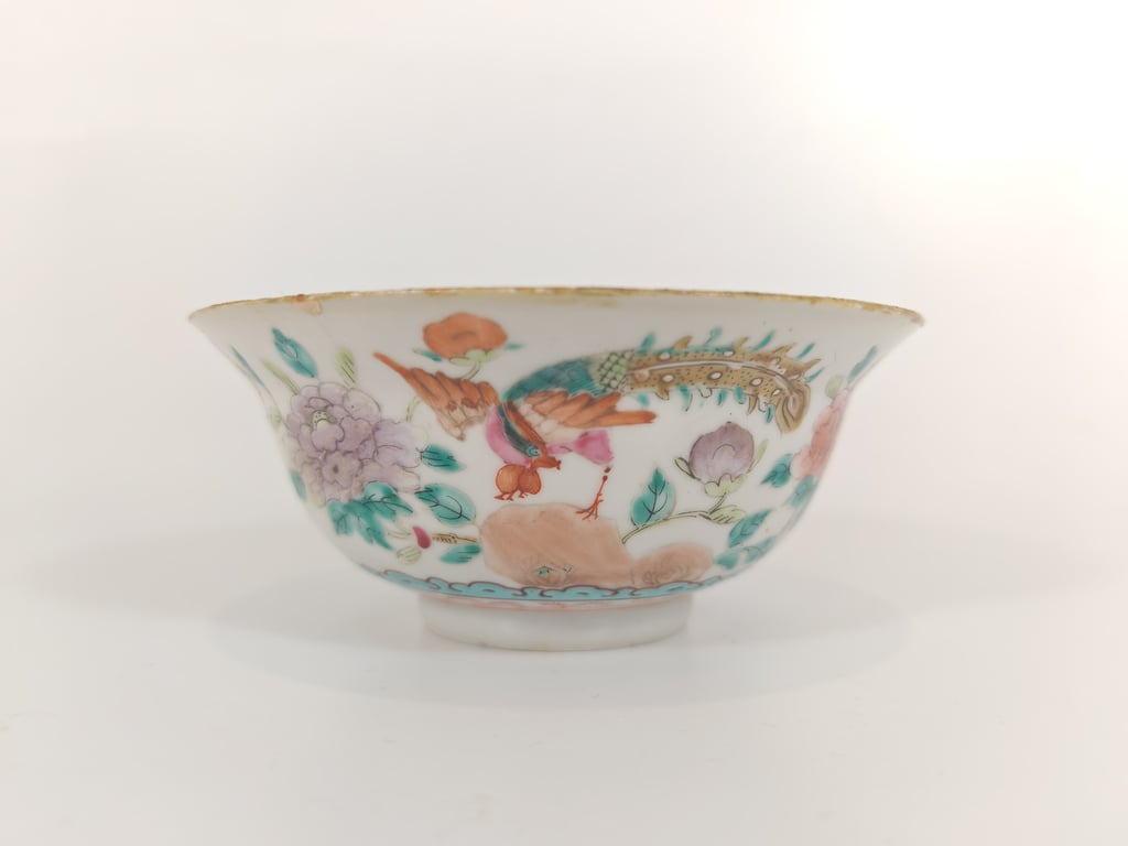Late Qing Dynasty A Group White Ground Kakiemon-Style Pheasants Peonies Buddhist Emblems Plates and Spoon Rests
晚清 白地柿右卫门雉鸡牡丹八宝盘与勺托, Qty-5