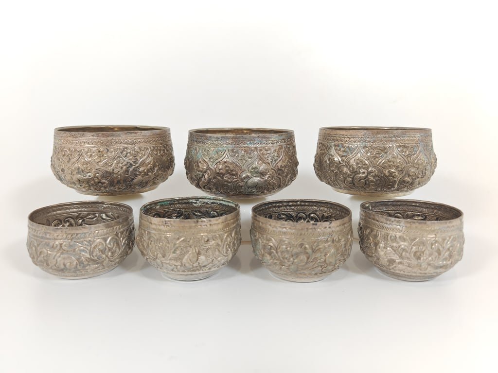 Late 19th Century A Group of Burmese Peranakan Silver-Plated Repousse Bowl
十九世纪晚期 一组缅甸土生华人银质浮雕碗, Qty-7