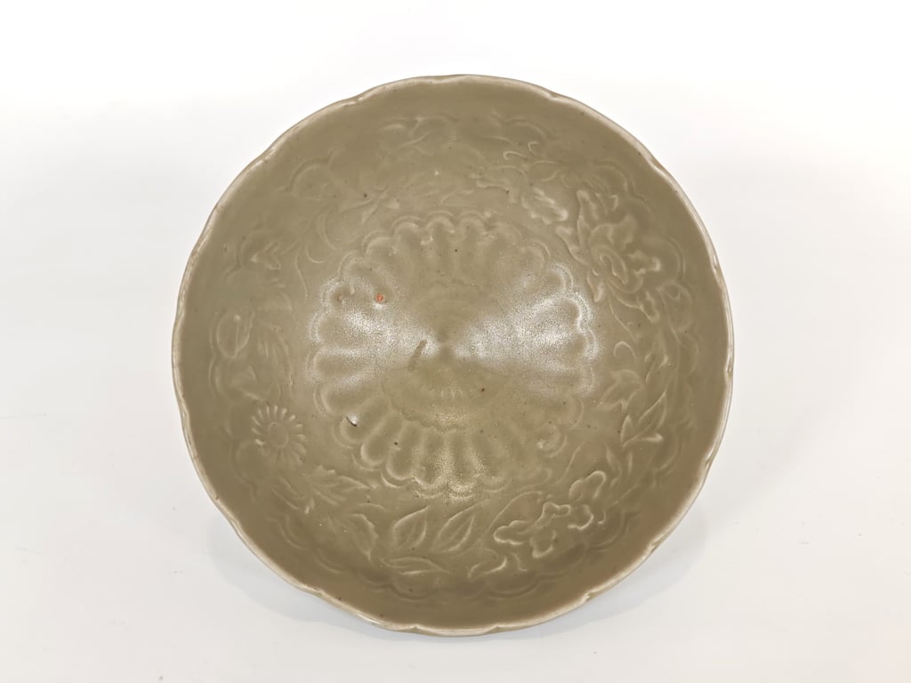元代 龙泉刻花碗 Yuan Dynasty Yue-kiln Engraved Flowers Bowl, Qty-1
