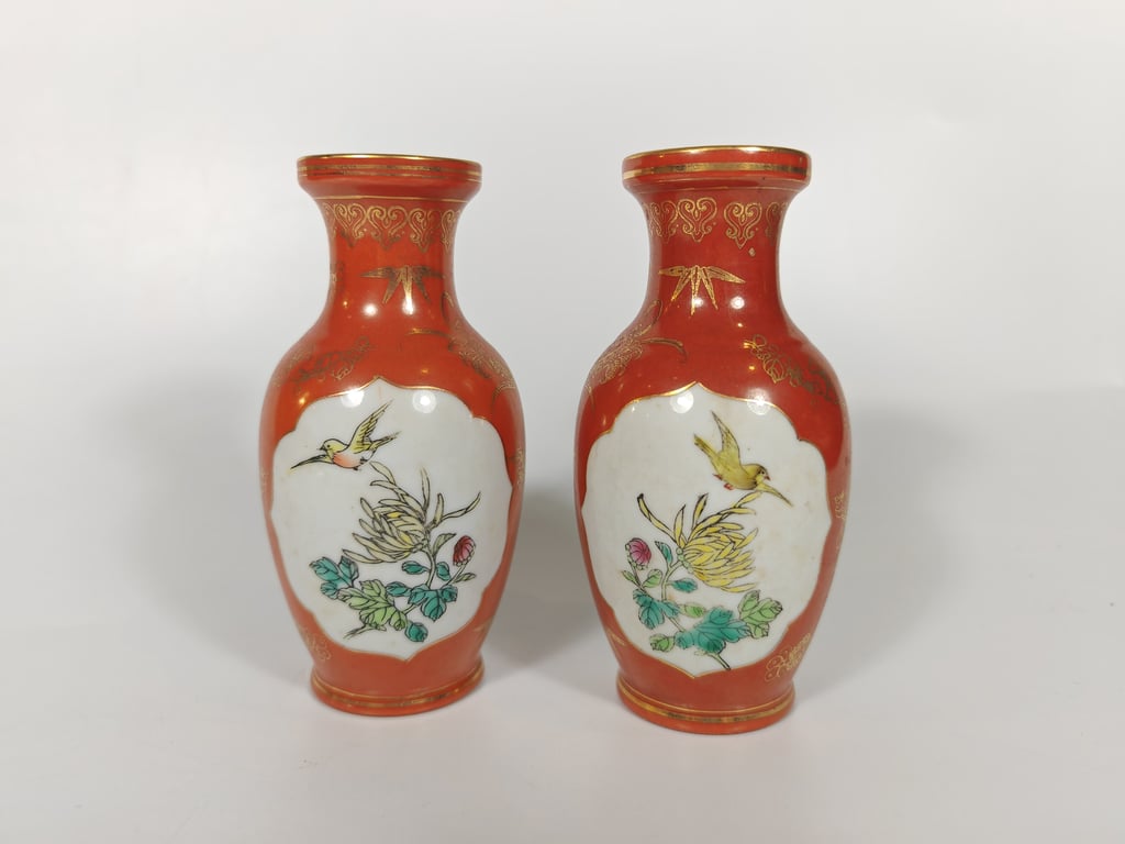 A Pair of Vintage Coral Red Gilded White Inner Panel Magpie Flower Vases, Qty-2