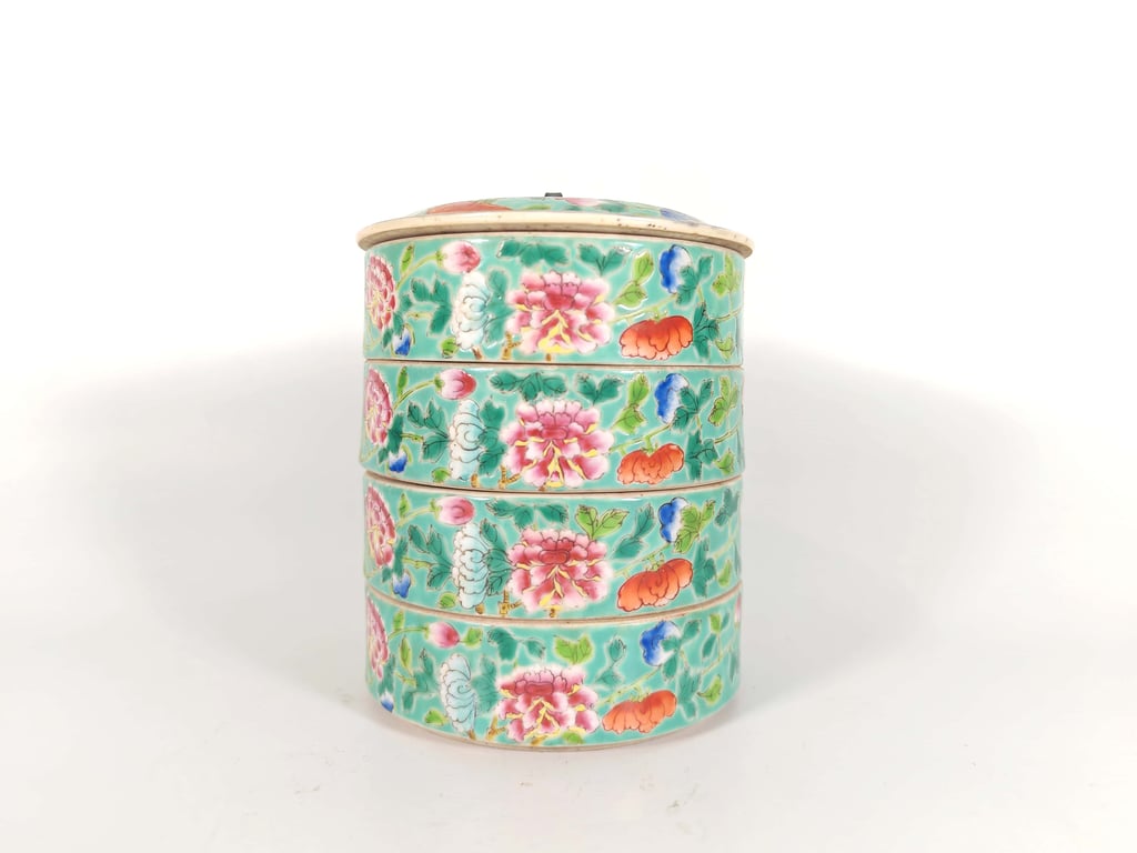 Late Qing Dynasty A Pair of Turquoise Ground Famille Rose Peony Four-Tier Nyonya Tingkat
晚清 一对绿松石地粉彩牡丹娘惹四层叠盒, Qty - 2