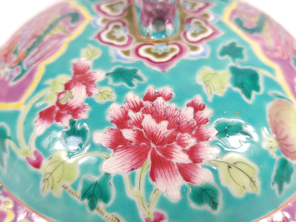 Late Qing Dynasty Famille Rose Green Ground Pink Inner Panel Phoenix Peony Buddhist Emblems Nyonya Kamcheng
晚清 粉彩绿地粉地开光凤凰牡丹八宝娘惹盖罐