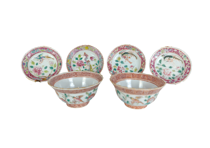 Late Qing Dynasty White Ground Pink Border Peony Phoenix and Pheasant Saucers (x4) and White Ground Four Seasons Flowers Magpie Key Fret Rim Border Dessert Bowls (x2) 
晚清 白地粉红沿边牡丹凤凰与雉鸡小蝶 (x4) 和 白地回纹沿边四季花卉喜鹊甜品碗 (x2)