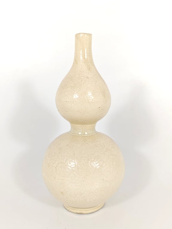 Qing Dynasty, Kangxi Period, White Glaze Gourd-Shaped Vase 清康熙 白釉印花葫芦瓶, Qty-1