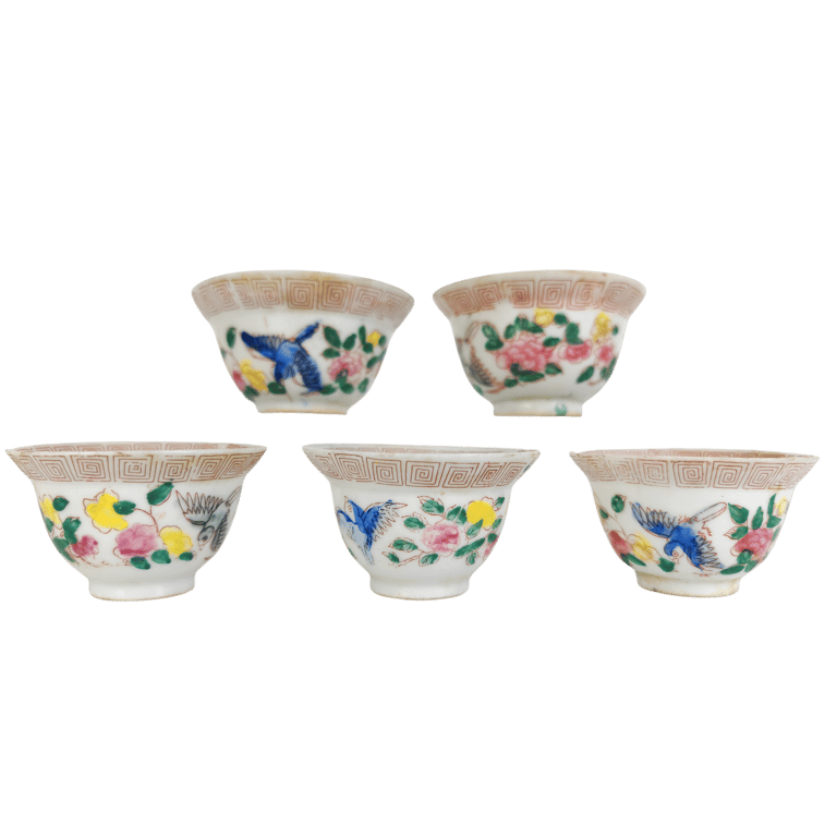 Late Qing Dynasty White Ground Key Fret Border Blue Birds Flowers Chrysanthemum Centered Teacups
晚清 白地回纹沿边蓝鸟花卉菊花茶杯