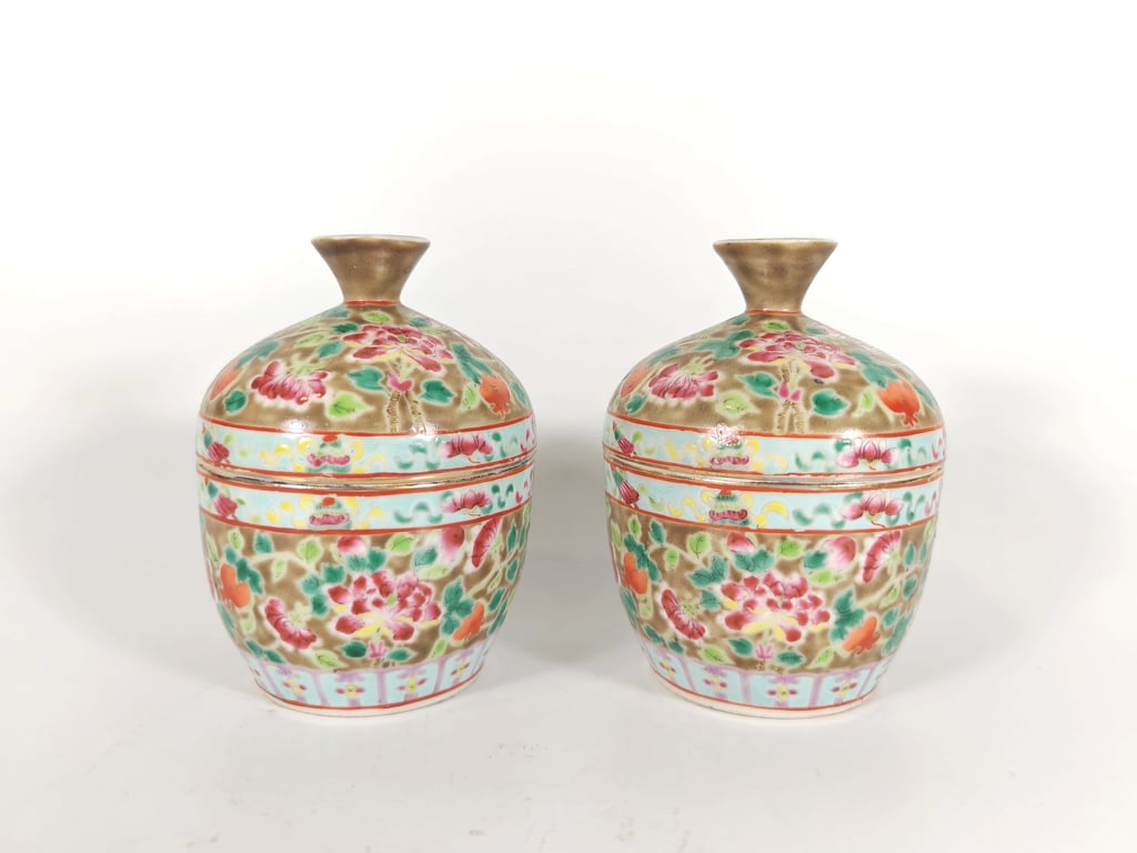 ⭐ Late Qing Dynasty A Pair of Rare Olive Green Ground Famille Rose Powder Blue Border Peony Buddhist Emblems Chupu晚清 一对稀有橄榄绿地粉彩粉蓝沿边牡丹八宝盖盅, Qty - 2