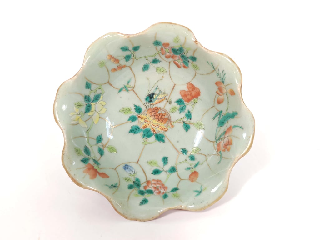 Late Qing Dynasty Coral Red Ground Celedon Inner Four Seasons Flowers Cricket Lotus Leaf Shape Edge Offering Dish
晚清 珊瑚红地内青瓷四季花卉蟋蟀荷叶形边供盘