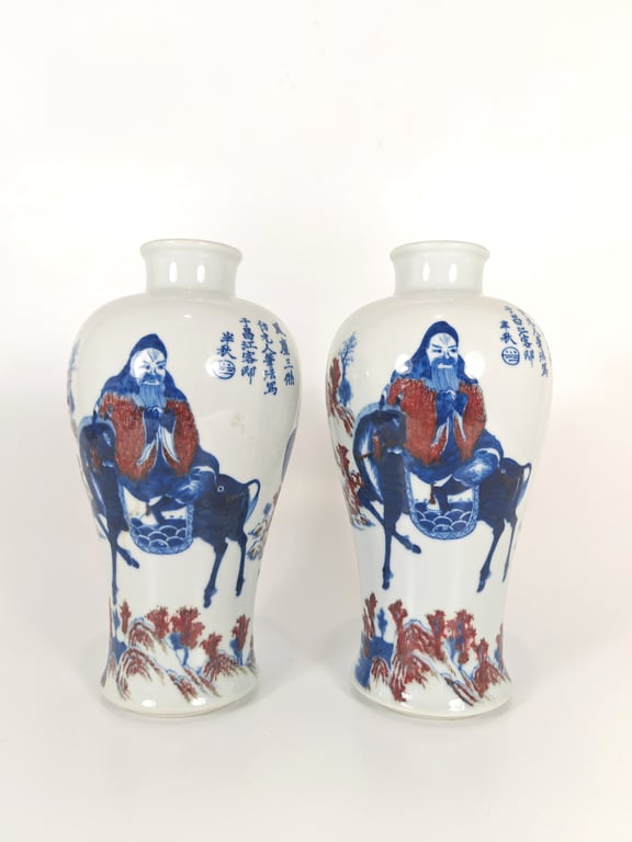 晚清 一对青花釉里红凤尘三杰瓶 Late Qing Dynasty A Pair of Blue and White Underglaze Red Figurative Vases, Qty - 2