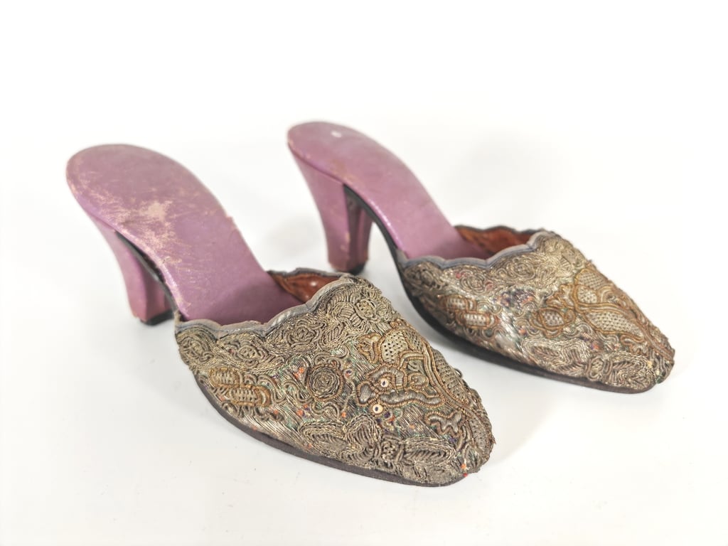 Early 20th Century A Pair of Nyonya Gold Dragon Thread Shoes 19世纪末 一对娘惹金龙穿线鞋子, Qty - 1 pair