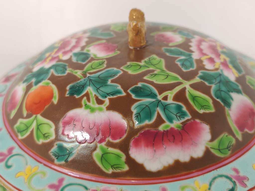 Late Qing Dynasty Rare Brown Ground Light Blue Neck Peony Kamcheng
晚清 稀有棕地粉蓝颈牡丹盖罐, Qty-1