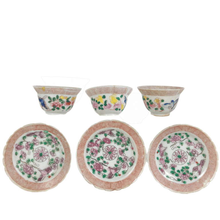 Late Qing Dynasty White Ground Key Fret Border Blue Birds Flowers Chrysanthemum Centered Teacups and Saucers
晚清 白地回纹沿边蓝鸟花卉菊花茶杯与小蝶