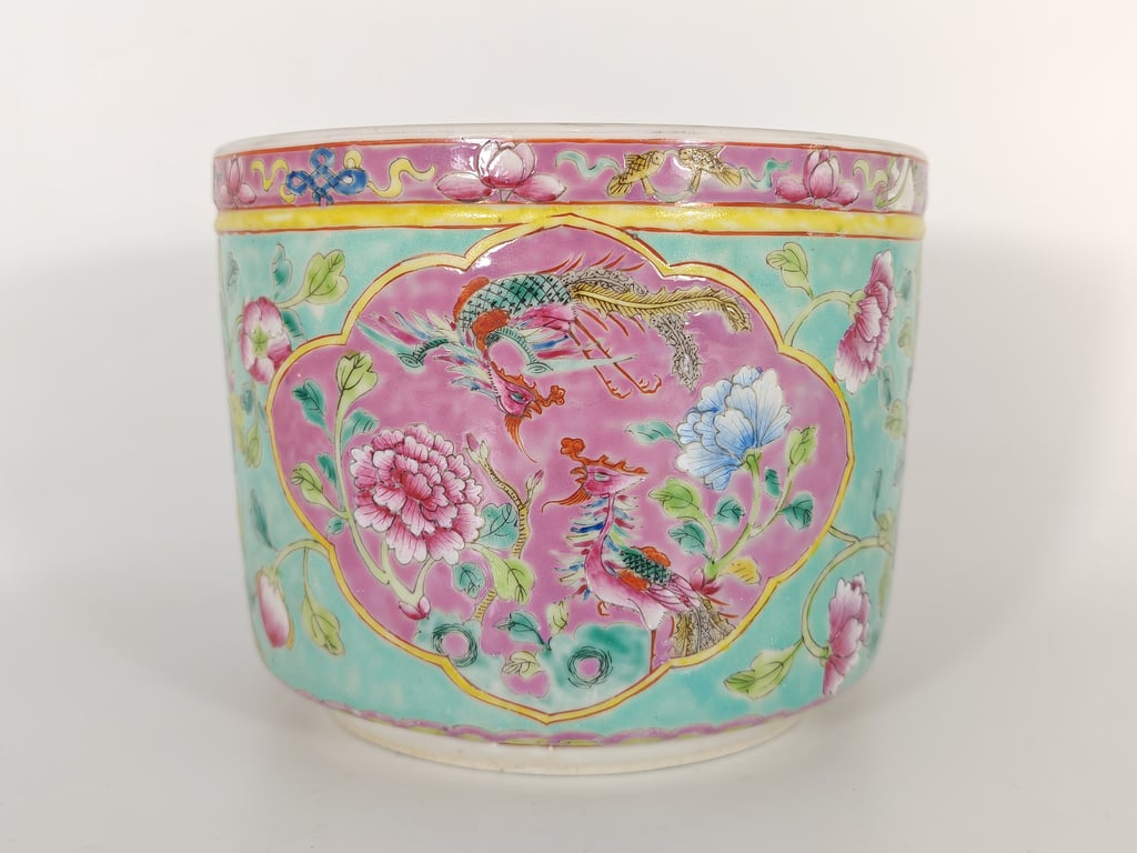 Late Qing Dynasty Green Ground Pink Inner Panel Double-Phoenix Peony Buddhist Emblems Large Incense Burner
晚清 绿地粉红内框双凤凰牡丹八宝大型香炉, Qty - 1