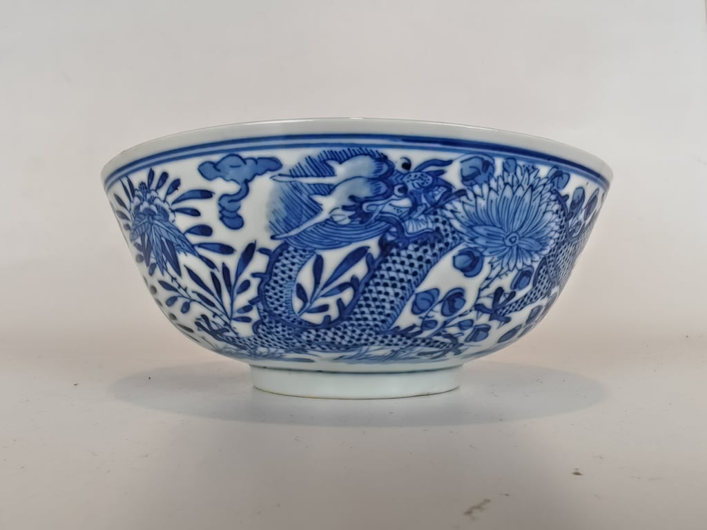 清代 青花龙穿花纹碗 Qing Dynasty Blue and White Dragon Flower Motifs Bowl