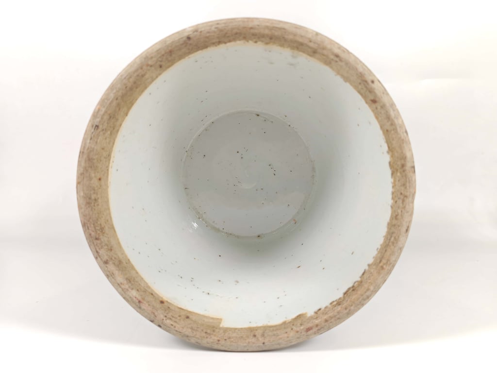 Late Qing Dynasty Pink Ground Scrolls Famille Rose Phoenix Pheasant Magpie Four Seasons Flowers Spittoon
晚清 粉地缠枝粉彩凤凰雉鸡喜鹊四季花卉痰盂