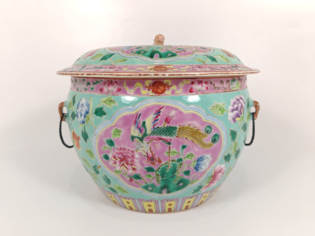 Late Qing Dynasty Light Green Ground Pink Inner Panel Phoenix Peony Buddhist Emblems Kamcheng
晚清 浅青地粉地内框凤凰牡丹八宝盖罐, Qty-1