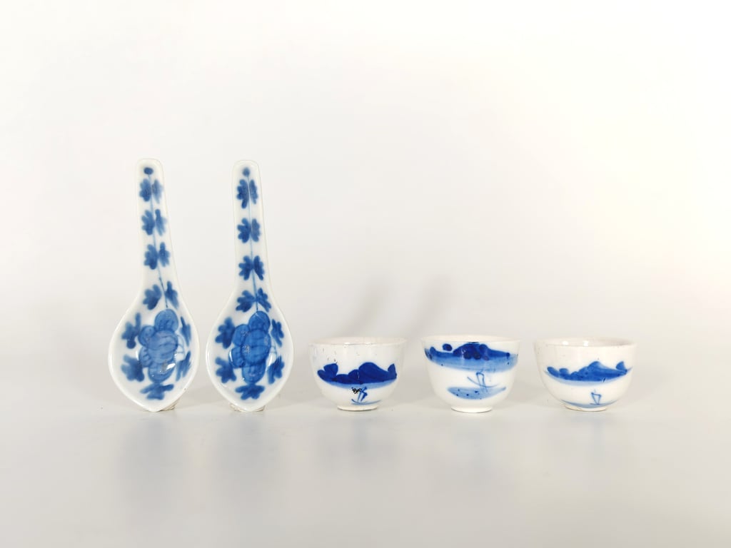 Late Qing Dynasty Blue and White Flower Spoons and Landscape Tea Cups 晚清 青花花卉勺子与景色茶杯, Qty - 5