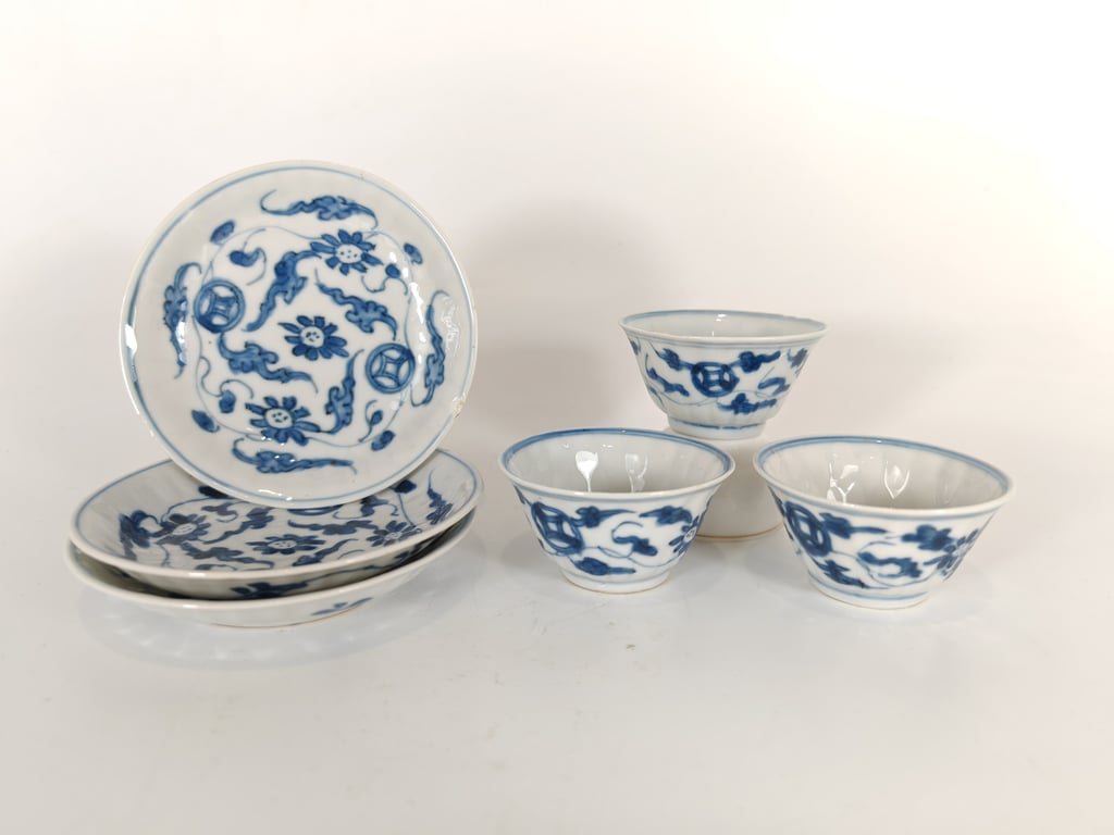Qing Dynasty Kangxi Blue and White Flowers Coins Auspicious Motifs Bowls and Dishes 清康熙 青花花卉祥纹铜钱小碗与碟, Qty - 6