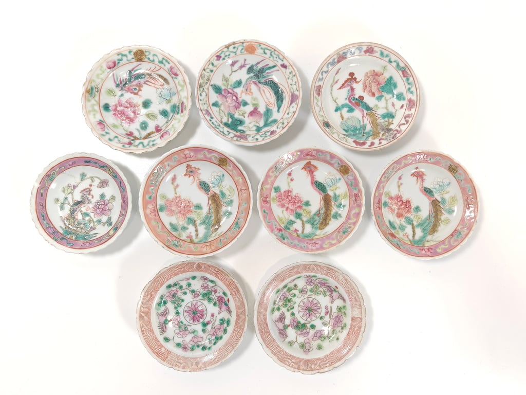 Late Qing Dynasty A Group of White Ground Pink and Key Fret Border Phoenix Peony Flowers Sauce Dishes
晚清 一组白地粉地与回纹沿边凤凰牡丹花卉酱盘, Qty-9