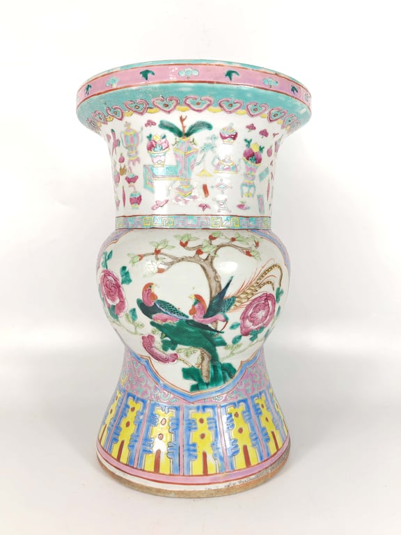 Late Qing Dynasty Pink Ground Scrolls Famille Rose Double-Phoenix Double-Peony Antique Treasures Spittoon
晚清 粉地缠枝粉彩双凤凰双牡丹博古图痰盂