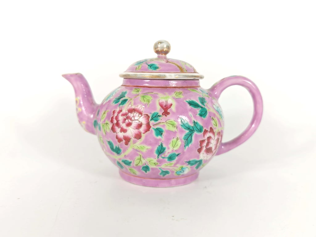 Late Qing Dynasty Pink Ground Famille Rose Peony Globular Teapot
晚清 粉地粉彩牡丹圆形茶壶
