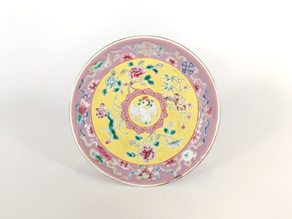 Late Qing Dynasty Very Rare Yellow Ground Pink Border Buddhist Emblems Four
Seasons Flowers Plate
晚清 非常稀有黄地粉红边佛教八宝四季花卉盘, Qty - 1