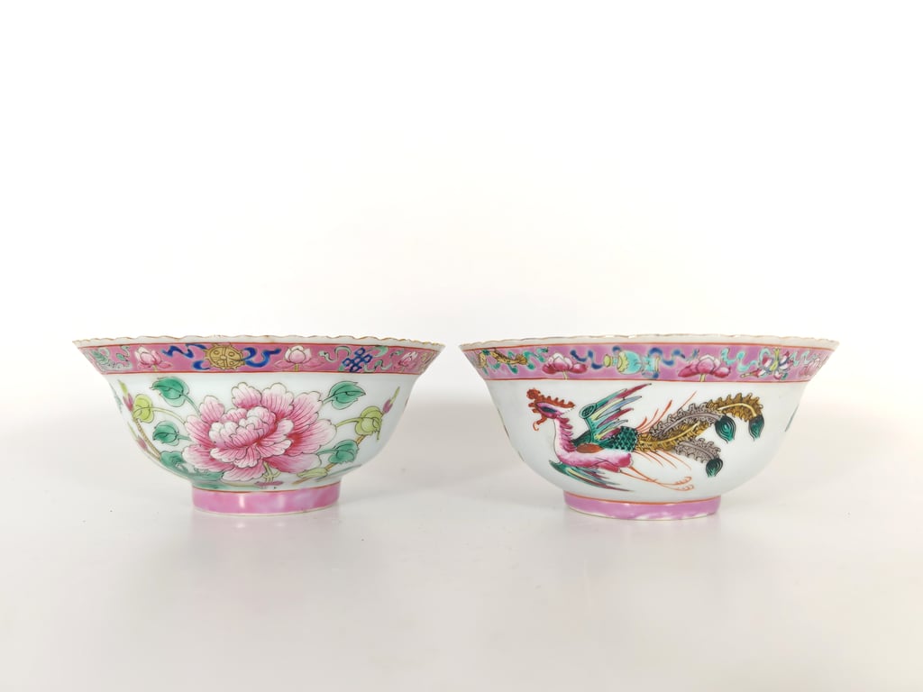 Late Qing Dynasty White Ground Pink Border Phoenix Peony Buddhist Emblems Bowls
晚清 白地粉红沿边凤凰牡丹八宝碗, Qty - 2
