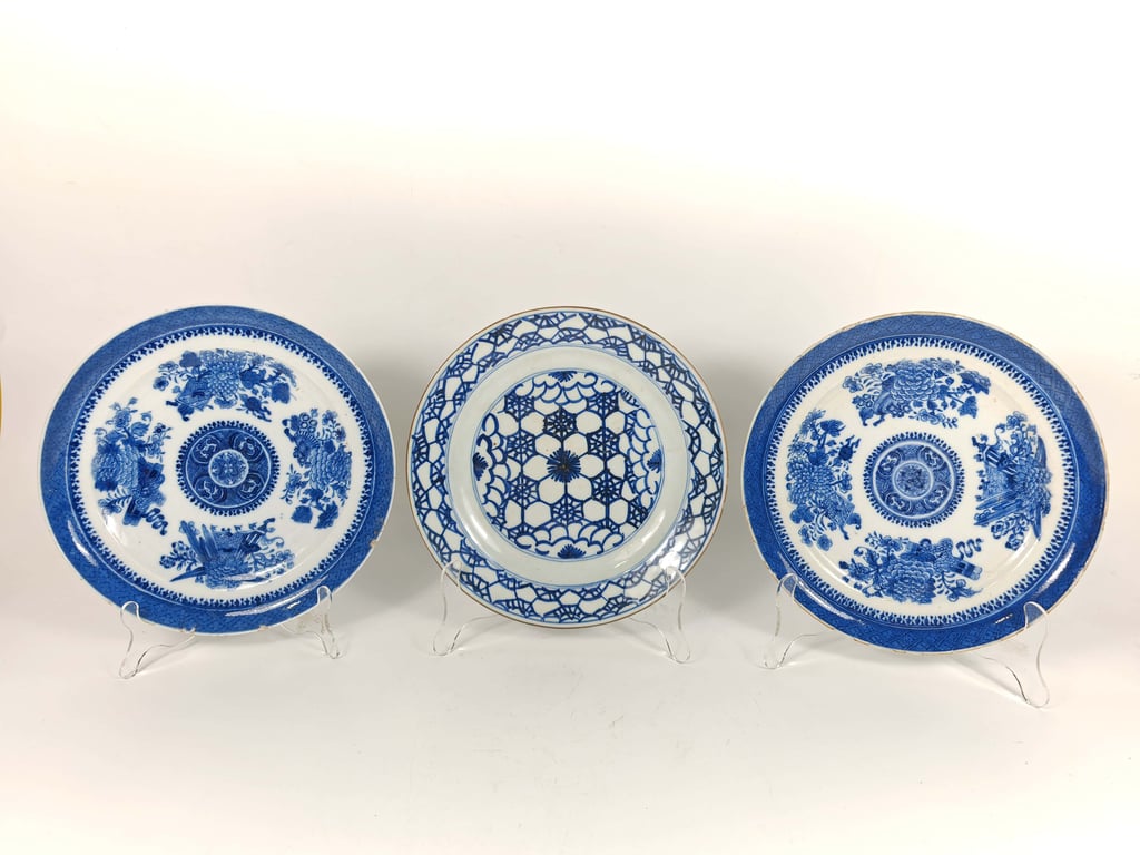 A Group of Late Qing Dynasty Blue and White Cubes and Flowers Plates 
晚清 一组青花立方体与花卉盘子, Qty - 3
