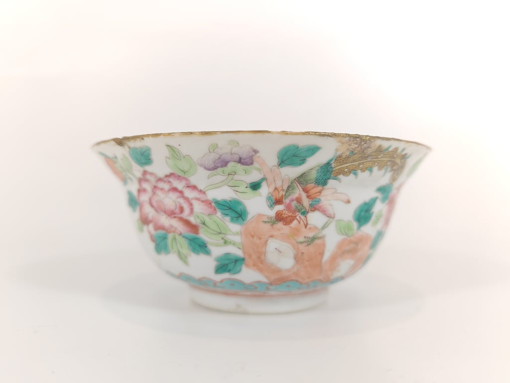 Late Qing Dynasty A Group White Ground Kakiemon-Style Pheasants Peonies Buddhist Emblems Plate Bowl and Spoon Rests
晚清 白地柿右卫门雉鸡牡丹八宝盘碗与勺托, Qty-4