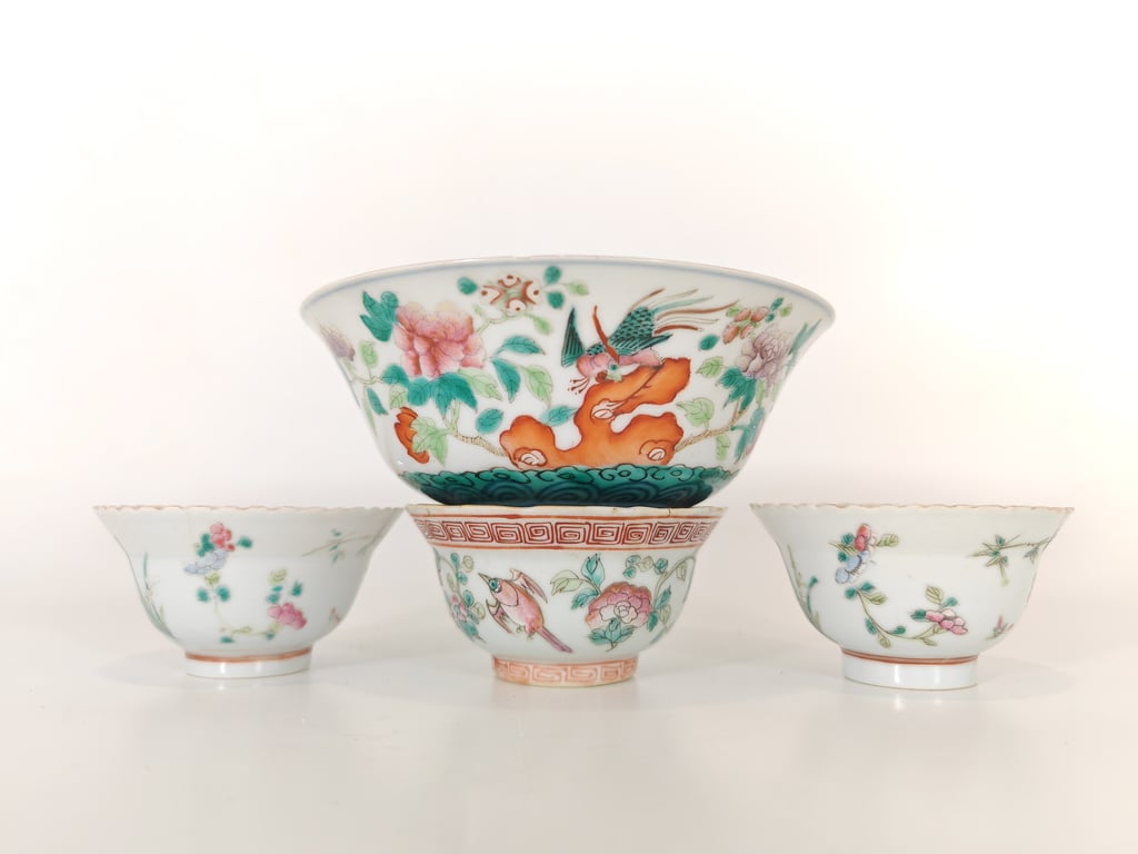 Late Qing Dynasty White Ground Kakiemon Style Double Pheasants Peony Bowl with Qing Dynasty Tongzhi White Ground Key Fret Border Four Seasons Flowers Butterflies Flying Birds Dessert Bowls 晚清 白地柿右卫门款双雉鸡牡丹碗和 清同治 白地回纹沿边飞鸟四季花卉蝴蝶甜品碗, Qty - 4