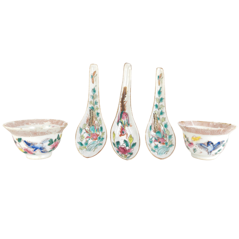 Late Qing Dynasty White Ground Pheasant Butterfly Spoon (x2) Phoenix Peony Spoon (x1) Key Fret Border Blue Birds Flowers Teacups (x2)
晚清 白地雉鸡蝴蝶勺子 (x2) 凤凰牡丹勺子 (x1) 回纹沿边蓝鸟花卉茶杯 (x2)