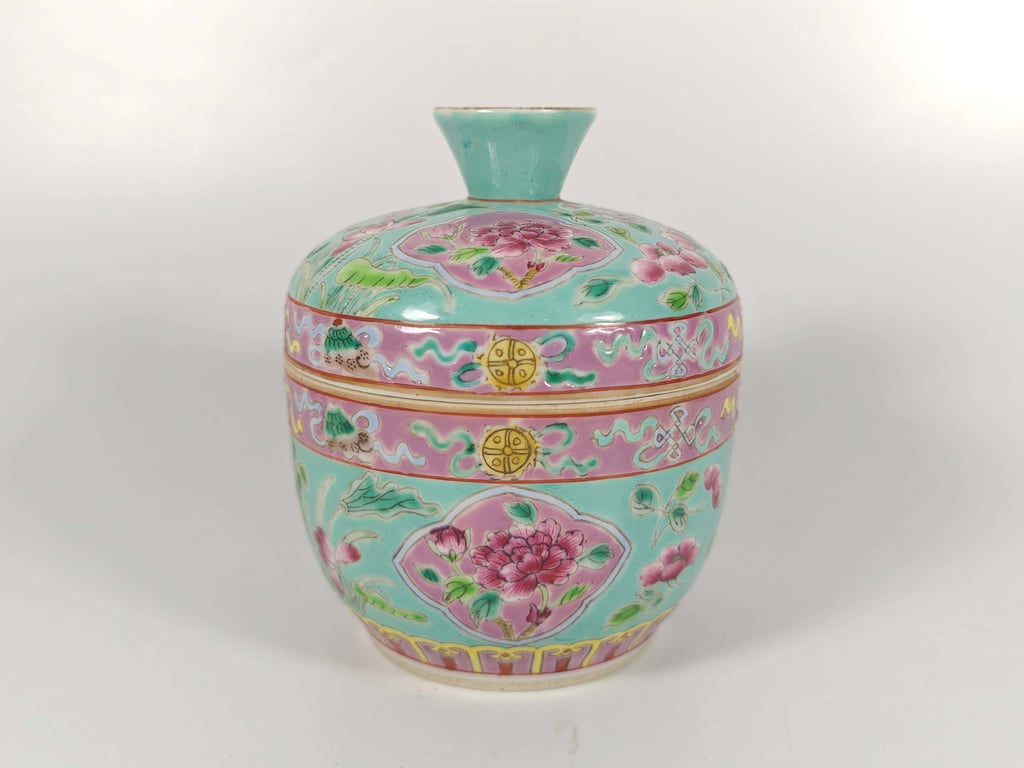 Late Qing Dynasty Famille Rose Turquoise Green Ground Peonies Buddhist Emblems Nyonya Chupu 晚清 粉彩绿松石地牡丹八宝娘惹盖盅, Qty-1
