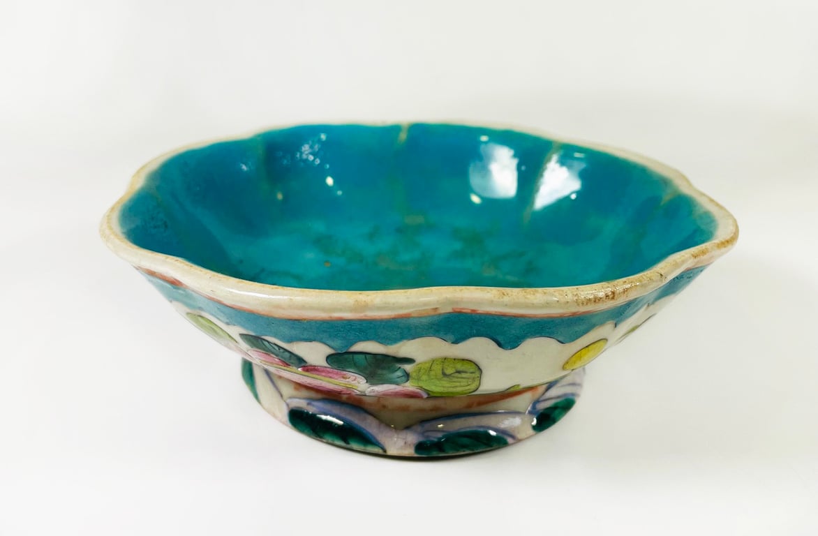 China, Late Qing Dynasty, Chinese Famille Rose Turquoise-Ground Lobed Bowls