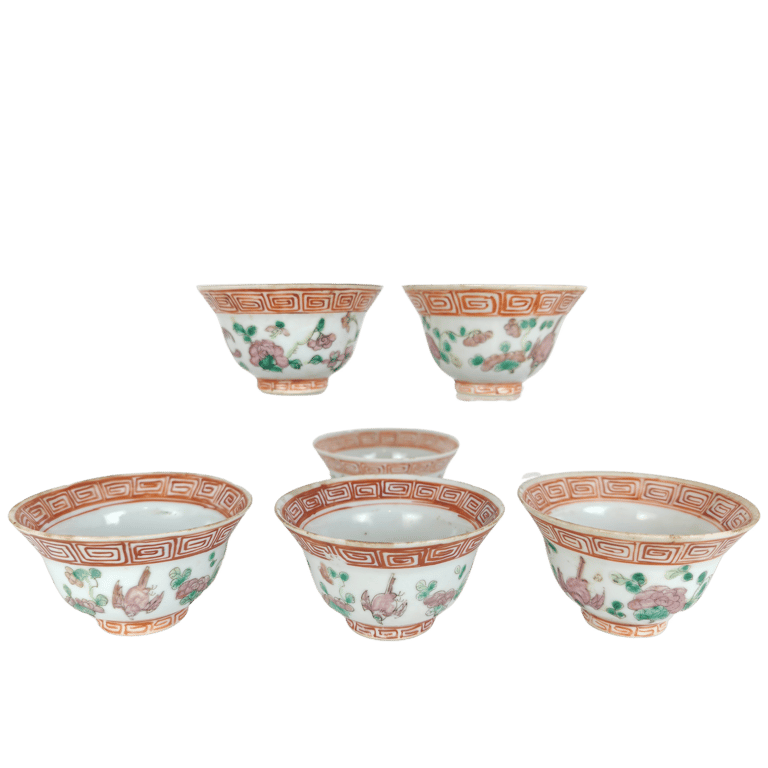 Late Qing Dynasty White Ground Key Fret Border Flying Birds Flowers Chrysanthemum Centered Tea Bowls
晚清 白地回纹沿边飞鸟花卉菊花内中心茶碗