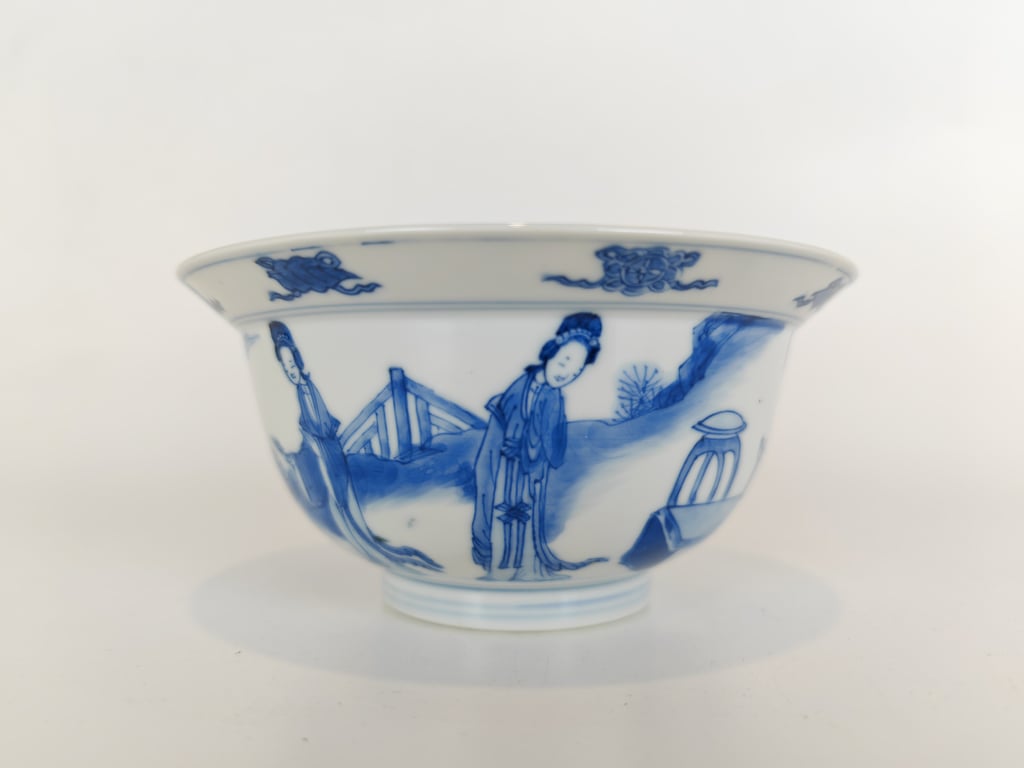 清康熙 青花折沿仕女婴戏纹碗 Qing Dynasty Kangxi Blue and White Lady and Infant Motifs Bowl