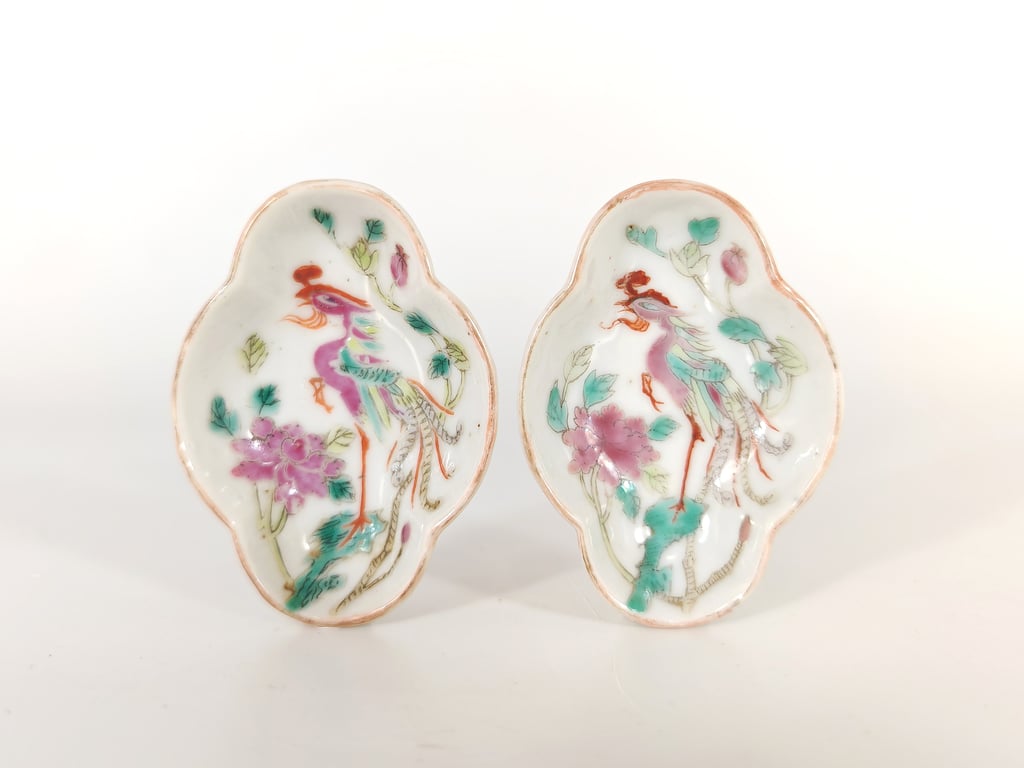 Late Qing Dynasty White Ground Standing Phoenix Peony Four-Lobed Spoon Rest
晚清 白地站立凤凰牡丹四叶形勺托, Qty - 2