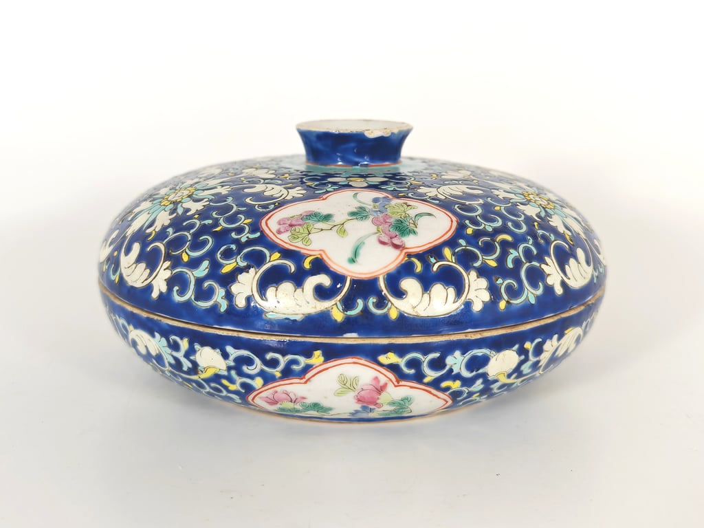 ⭐ Late Qing Dynasty Tongzhi Rare Indigo Blue Lotus Flowers Kuaci Box晚清同治 稀有靛蓝地莲花缠枝花卉果盒, Qty - 1