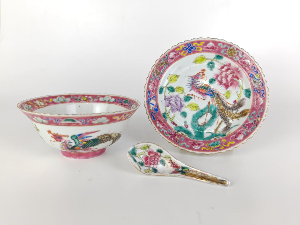 Late Qing Dynasty White Ground Pink Border Peony Phoenix Plate and Bowl and a Spoon
晚清 白地粉红沿边牡丹凤凰碗碟与白地勺子